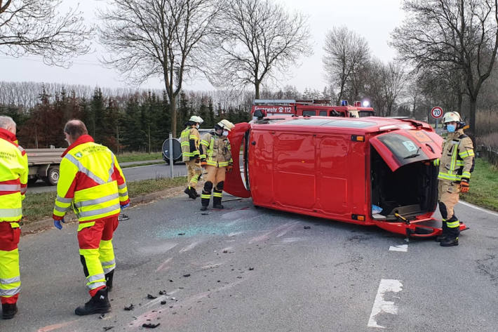 Schulbus bei Unfall umgekippt in Xanten