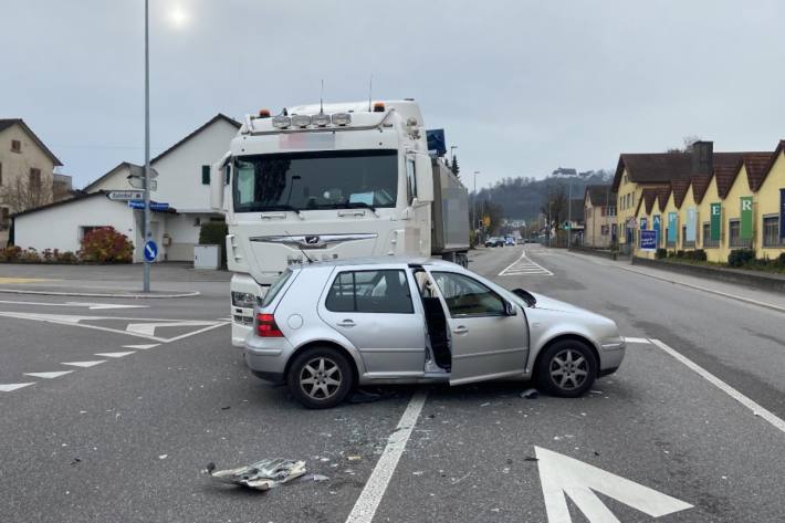 Beide Fahrzeuge erlitten einen Schaden.