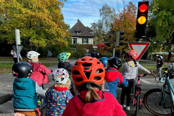 Kinder lernen das richtige Verhalten im Strassenverkehr