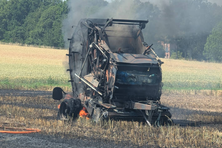 Ausgebrannte Ballenpresse auf einem Feld in Auhagen.