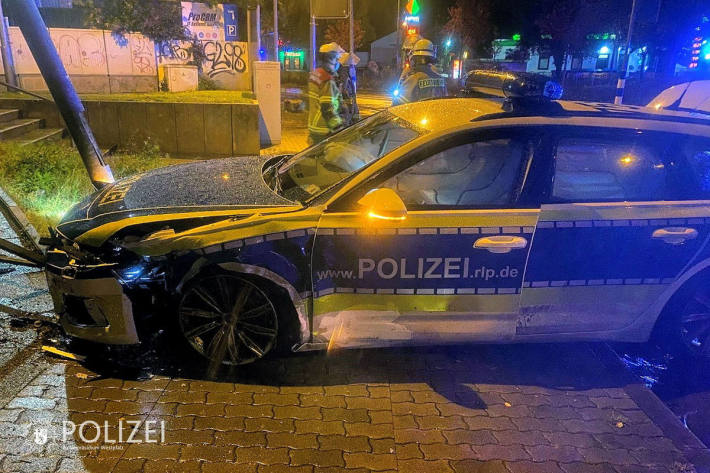 Pkw rammt Polizeistreife im Einsatz in Kaiserslautern