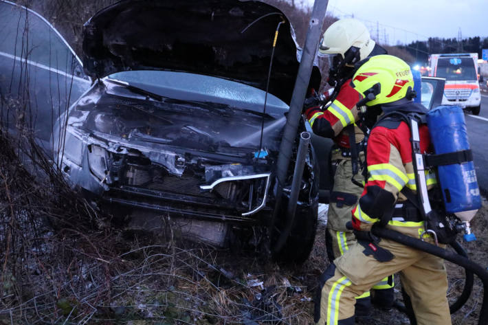 Die Feuerwehr löschte den Brand im Motorenraum.