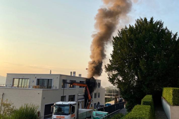 In Kilchberg ZH brannte es heute in einem Mehrfamilienhaus.