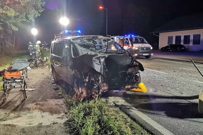 Mit voller Wucht prallte ein PKW frontal gegen einen Baum und kam schlussendlich wieder auf der Landesstraße zu stehen