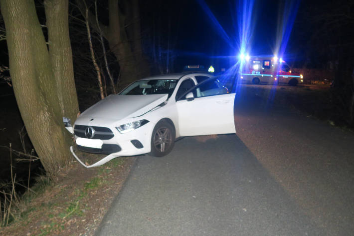 Pkw prallt gegen Baum