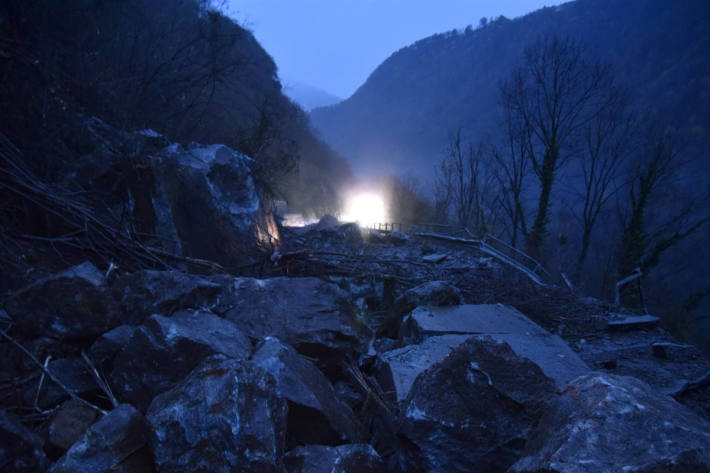 Felssturz versperrt Calancastrasse bei Castaneda