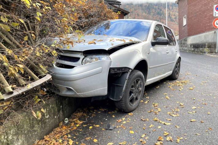 Mit Auto in Engi in Zaun und Gartenmauer gerkacht