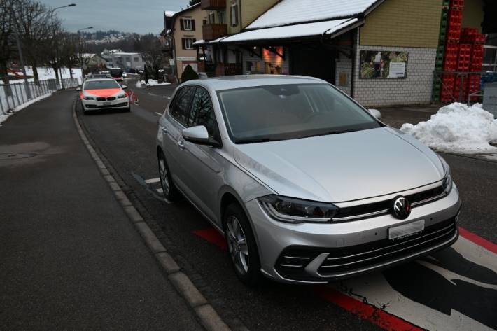 In Abtwil SG kam es zu einem Unfall zwischen VW Golf und Kickboardfahrerin.