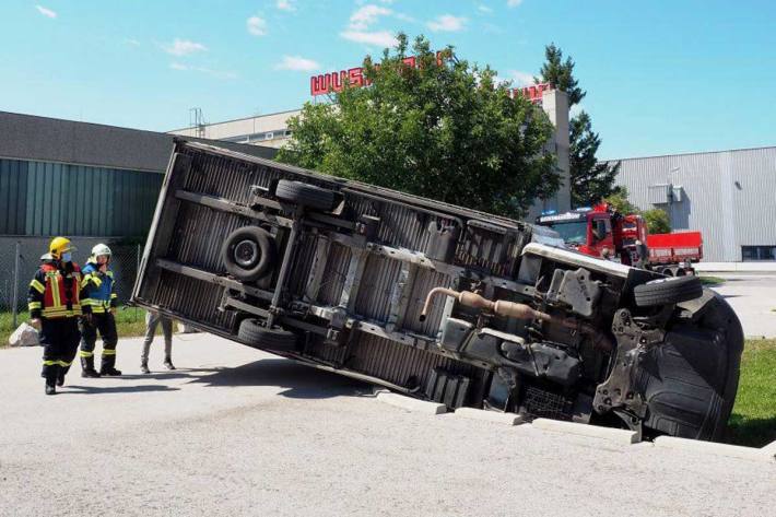 Vor Ort wurde ein in einem Graben auf der Seite liegender Klein-LKW wahrgenommen