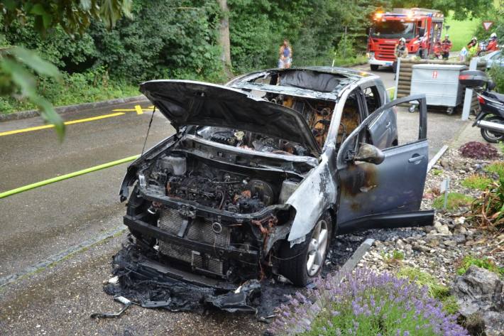 Das Auto brannte komplett aus.