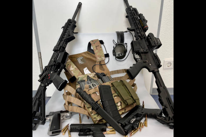 Zollfahndung Essen stellt illegale Kriegswaffen und "Ghost Guns" sicher