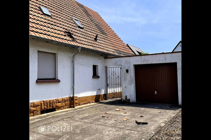 Schaden am Dach und gelandete Gehwegplatte in Kaiserslautern