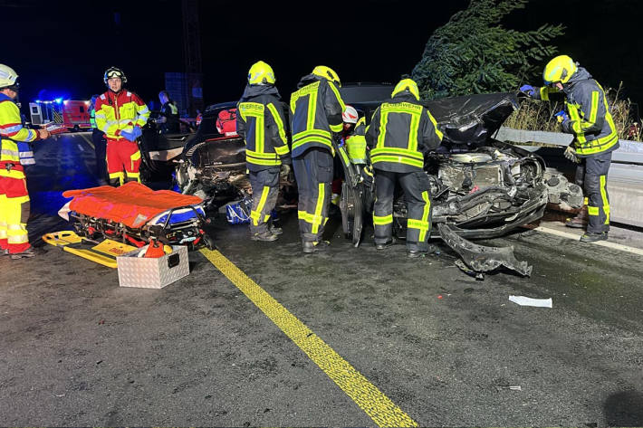 Der Fahrer war verletzt im Pkw eingeklemmt.
