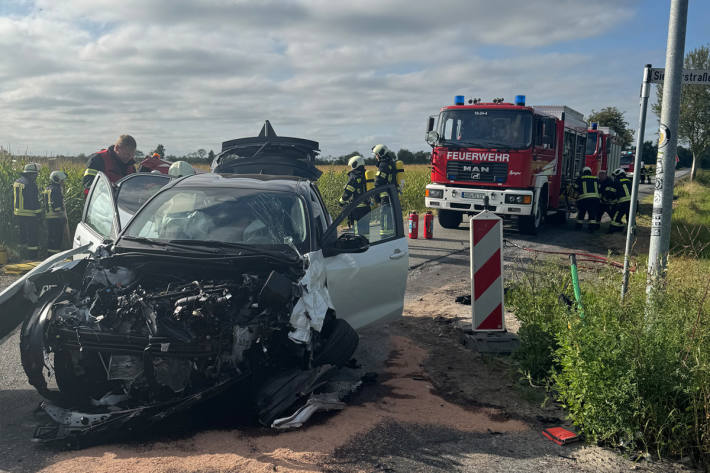 Es kam zu einer Kollision zwischen einem Pkw und einem Transporter.