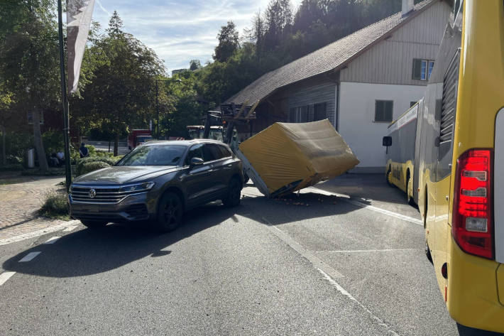 Sachentransportanhänger kippt auf die Seite