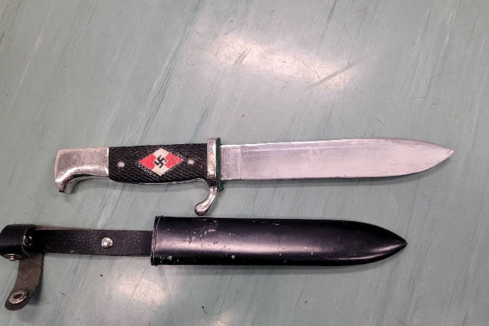Es wurden diverse Hieb- und Stichwaffen sichergestellt.