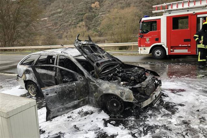 Vollsperrung nach Brand eines Autos B49 bei Burgen