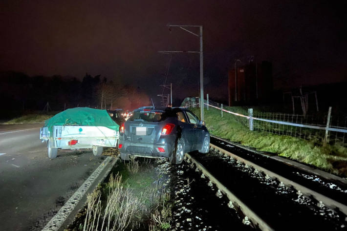 Ein Auto landet auf den Geleisen.