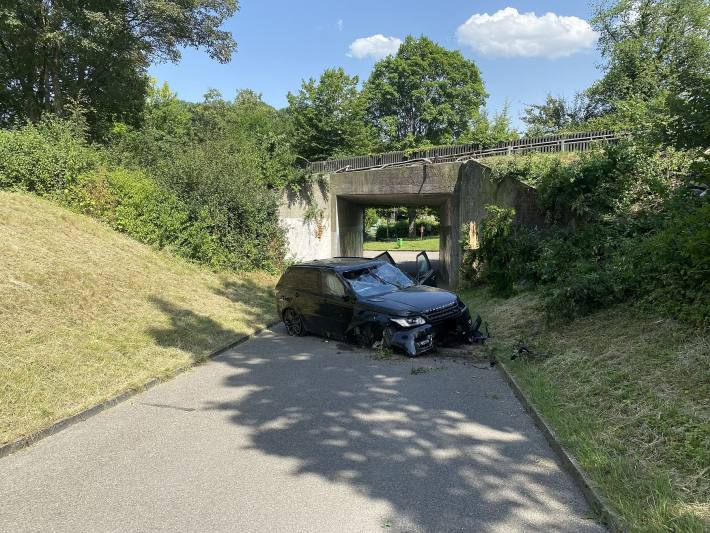 Das Auto wurde total zerstört.