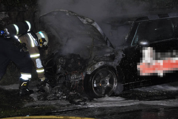 Löscharbeiten am Fahrzeug in Lostorf