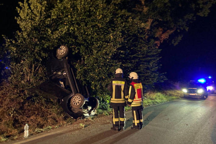 PKW überschlägt sich