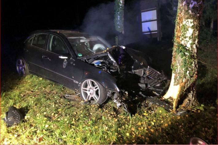 Die Autofahrerin ist gegen den Baum gefahren