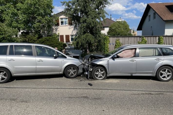 An beiden Autos entstand hoher Sachschaden