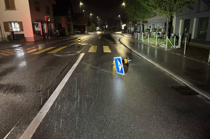 Der Automobilist kollidierte in Schafisheim gegen einen Inselschutzpfosten.