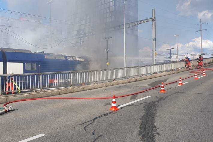 Die Feuerwehr brachte das Feuer unter Kontrolle.