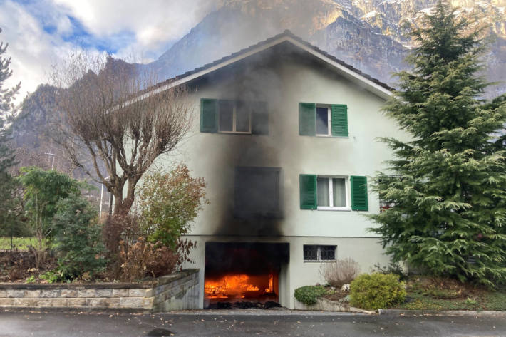 Garage in Einfamilienhaus in Brand geraten