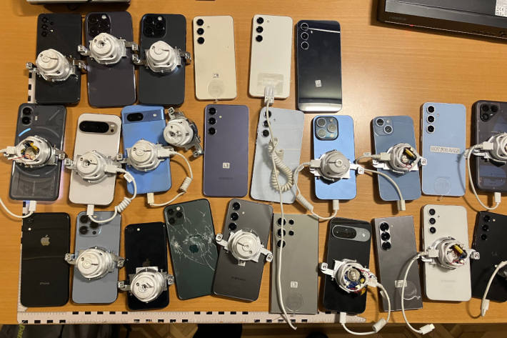 Der Einbrecher trug über zwei Dutzend Mobiltelefone bei sich, als er gefasst wurde.