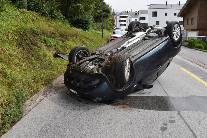 Das Auto überschlug sich, als es rechts in die Böschung fuhr.