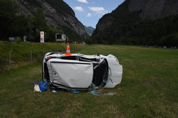 In Landquart GR ist ein Auto von der Strasse abgekommen. Die Lenkerin verletzte sich dabei.