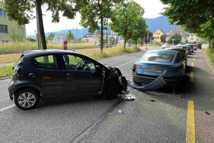 Kollision zwischen drei Fahrzeugen 