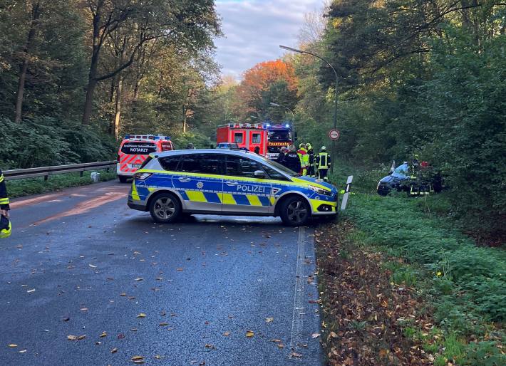 Verkehrsunfall mit eingeklemmter Person