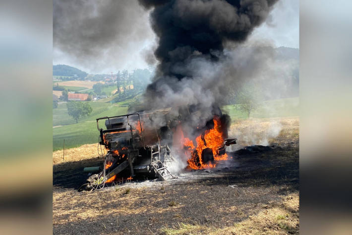 Rundballenpresse nach Brand Totalschaden