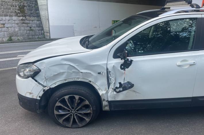 In Sisikon UR ist ein Auto auf die Gegenfahrbahn geraten und hat einen heftigen Verkehrsunfall ausgelöst.