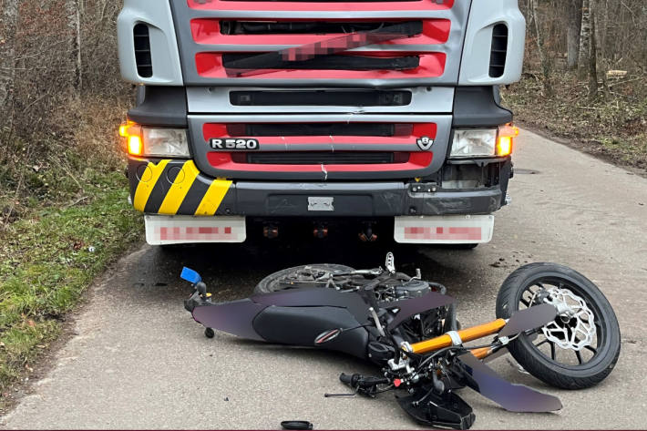 Bei der Kollision wurde der junge Motorradfahrer schwer verletzt.