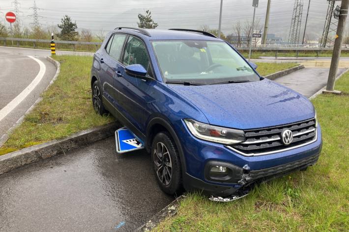 Die Lenkerin geriet mit Ihrem Auto auf der nassen Fahrbahn ins Schleudern.