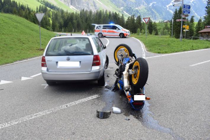 Beim Verkehrsunfall in Hundwil AR verletzten sich zwei Personen auf dem Töff.