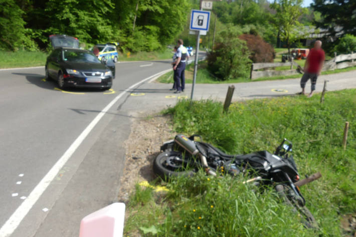 Kollision zwischen Krad und Auto in Lindlar