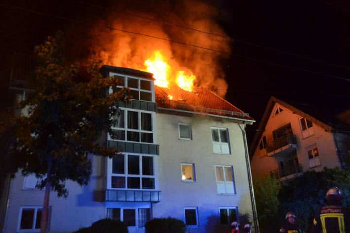 Dachstuhlbrand mit drei Verletzten