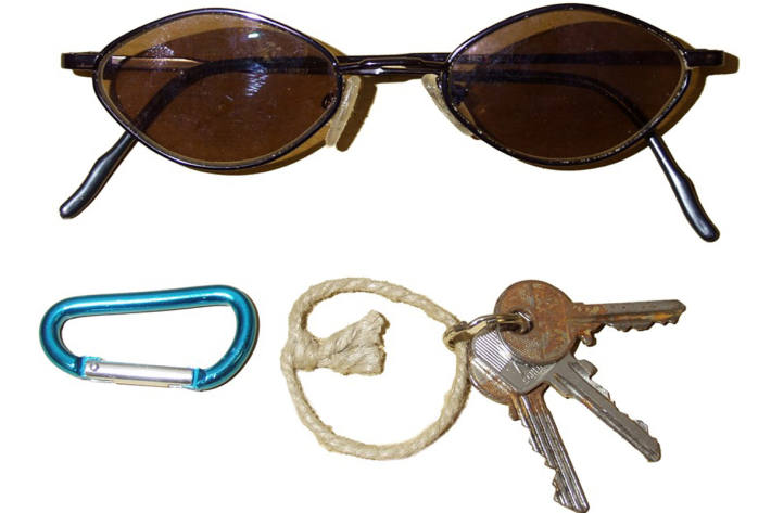 Schlüssel und Sonnenbrille der Toten.