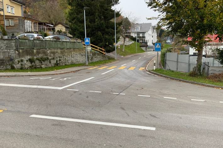 Verkehrsknoten in Lutzenberg Brenden. Die Trottoirlücke in der Bildmitte wird geschlossen und der Einlenker der Strasse in der rechten Bildhälfte wird verkleinert. 