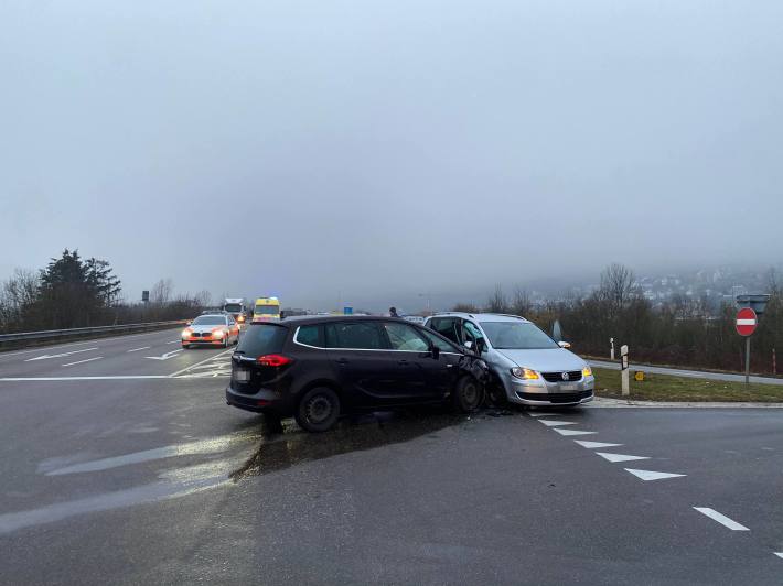 Kollision mit zwei beteiligten Fahrzeugen – zwei Personen verletzt