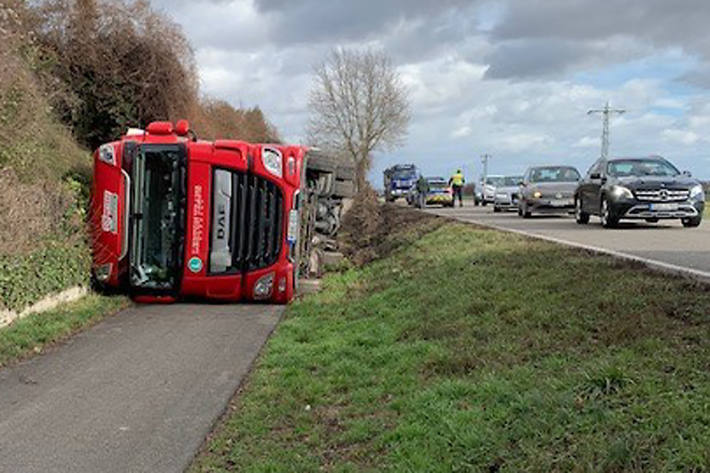 Verkehrsunfall mit Sattelzug in Hochstadt