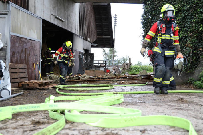 Feuerwehreinsatz wegen Brand einer Scheune in Menzingen