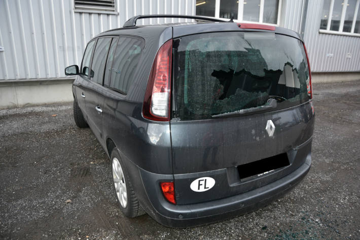 Ein parkiertes Auto in Eschen wurde beschädigt.