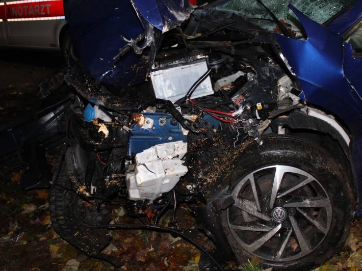 Auto kollidiert mit Straßenbaum