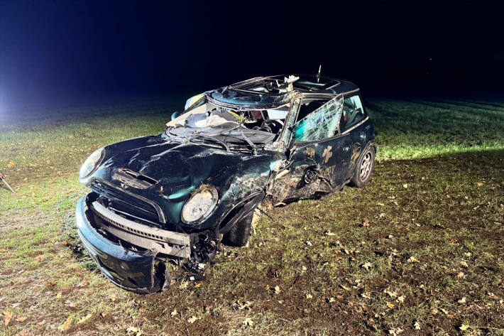 Der Fahrer wurde im deformierten Wrack eingeklemmt.